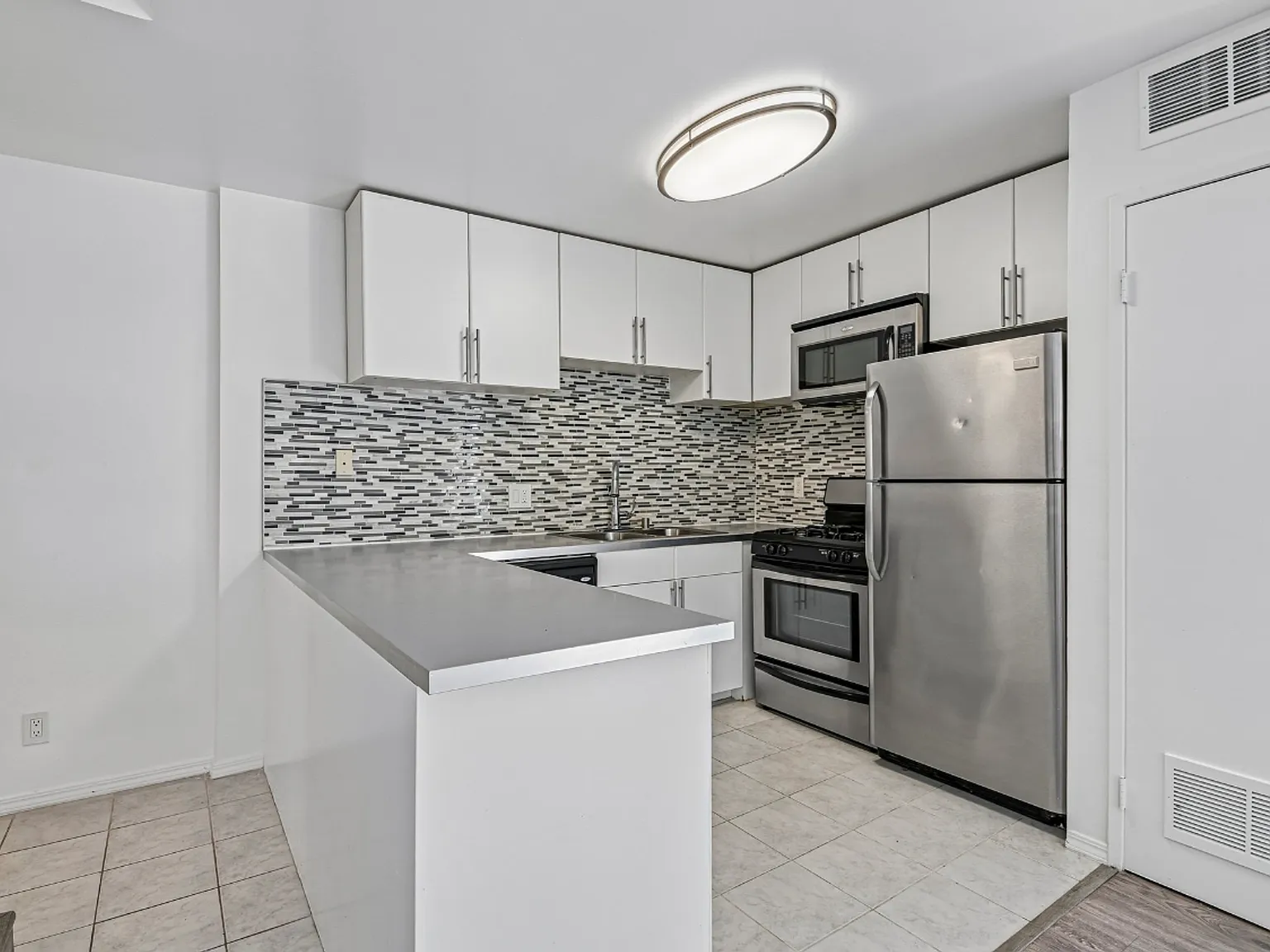 HAR - Harvard Apartments — Photo 4