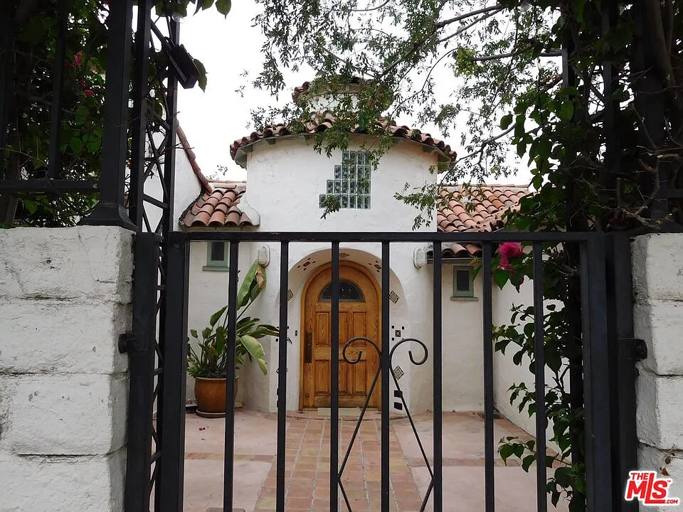3 bed, 3.0 bath, 2356 sqft, $6,750 — Photo 2