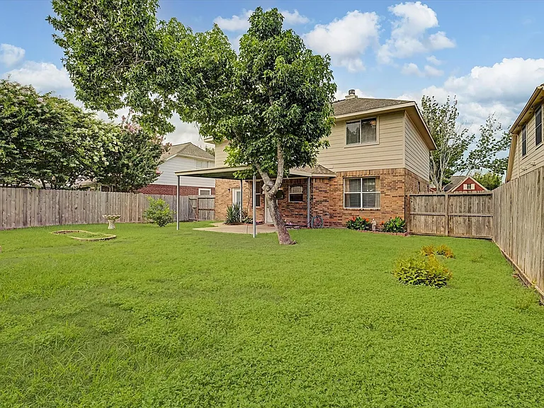 10840 Sycamore Dr N — Photo 42