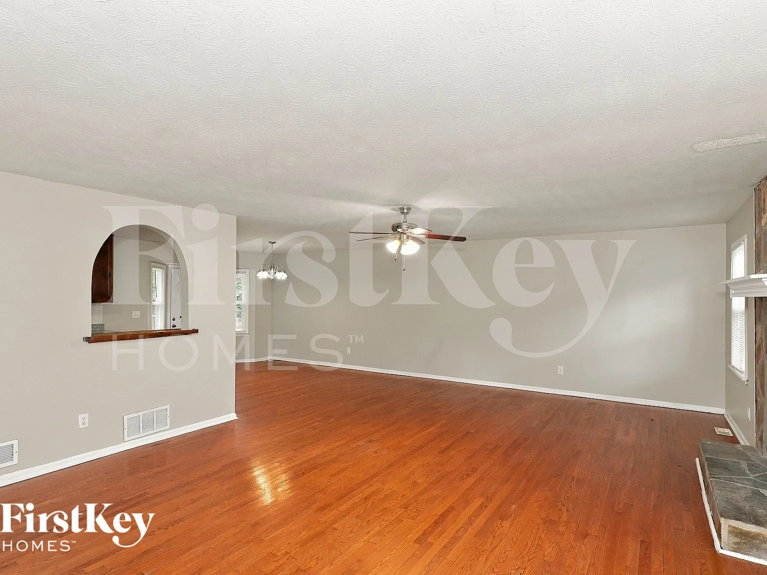 3 bed, 2.0 bath, 2076 sqft, $2,070 — Photo 2