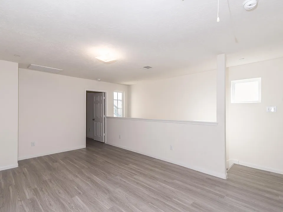 3907 Calgary Cir
