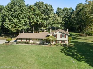 3750 Burwood Ln, Highland, MI 48357