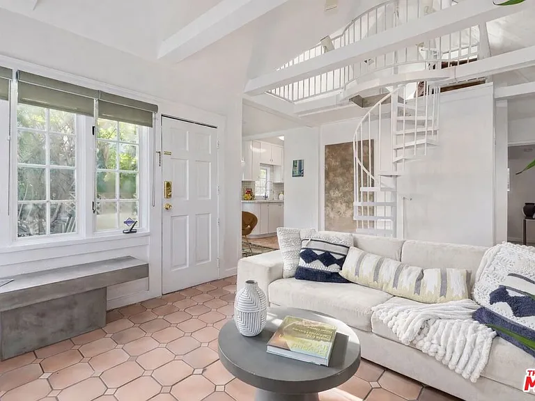 2427 N Gower St — Photo 3