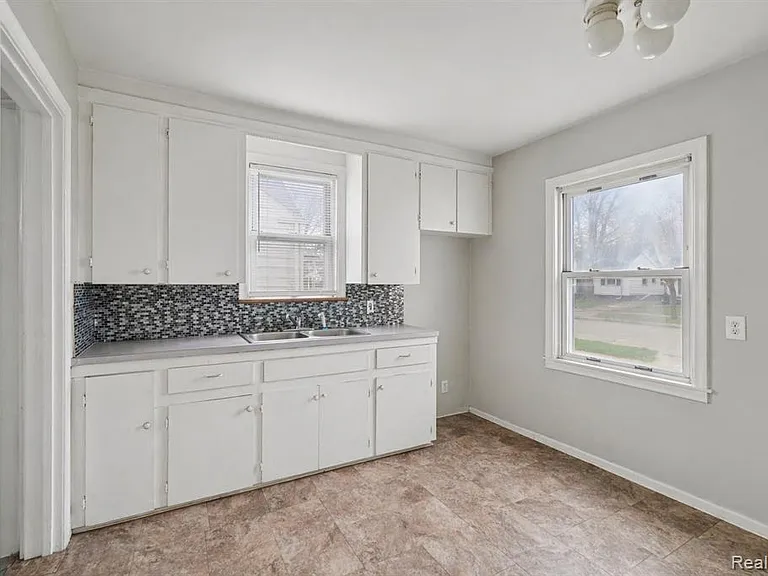 19717 Kenosha St — Photo 6