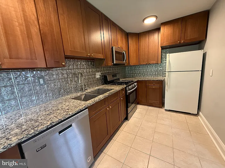 98 S Iris St — Photo 2