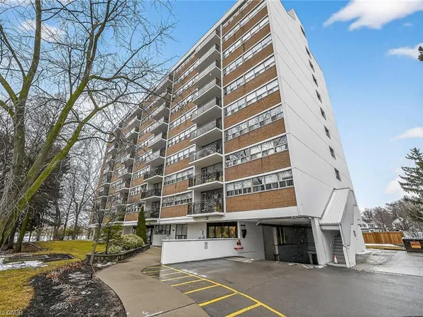 212 Kerr St #702, Oakville, ON L6K 3B1