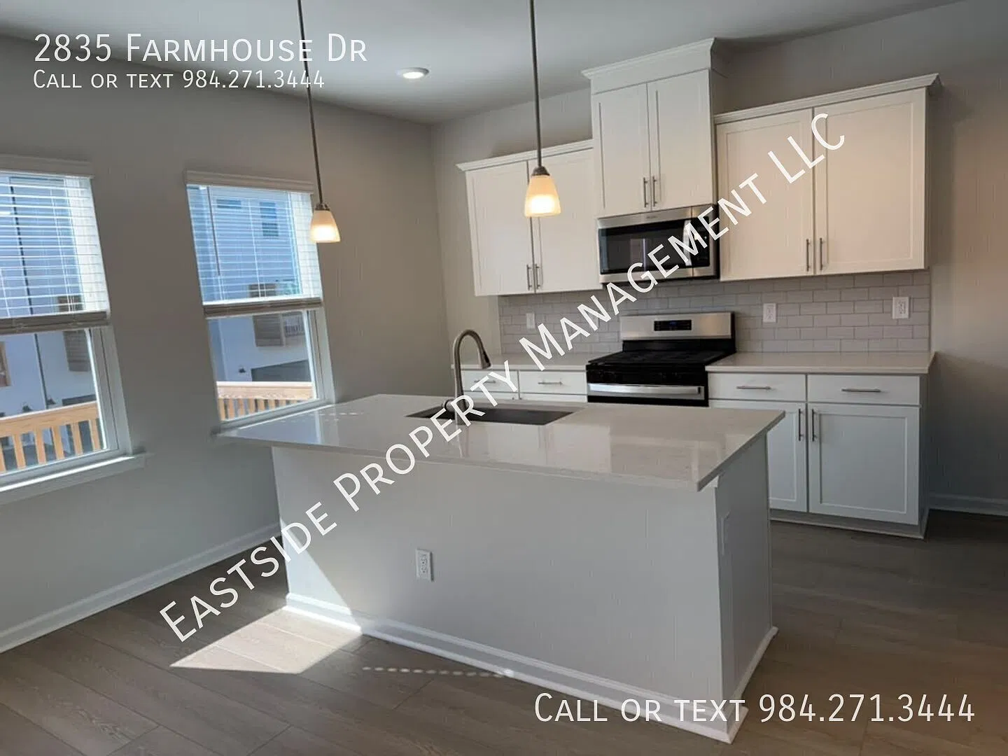 Beautiful & Gorgeous End Unit Townhouse With Spacious Layout, Community Pool & In Prime Location ... — Photo 4