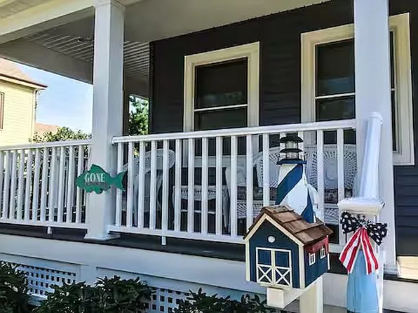 407 Wiggins St, Greenport, NY 11944