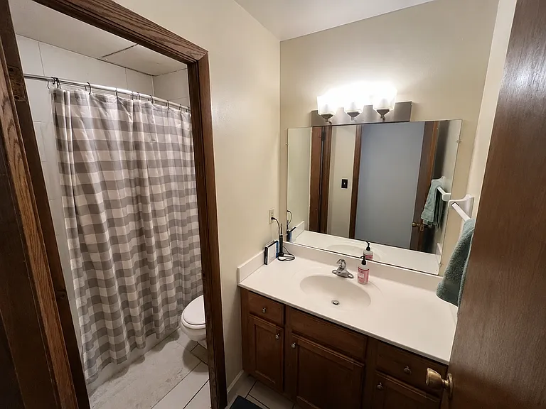 3445 N Oakland Ave — Photo 28