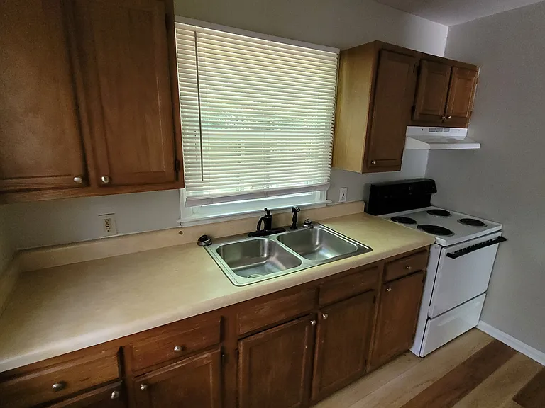 1104 Logan St — Photo 2