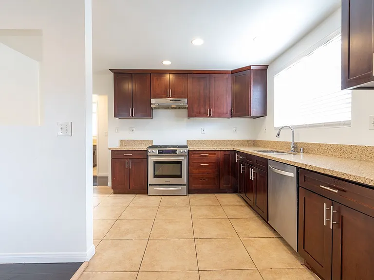 2540 Hudspeth St — Photo 6