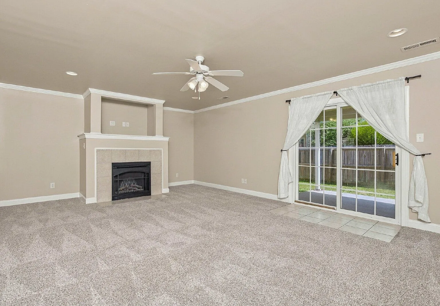 3 bed, 2.5 bath, 1632 sqft, $1,595 — Photo 3