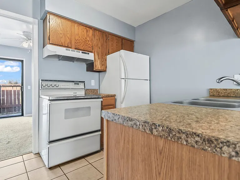 2832 Stanton St — Photo 8