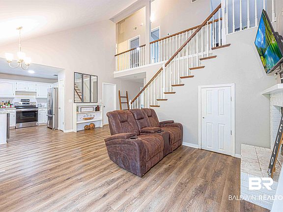 3rd image of 115 Meadow Wood Dr