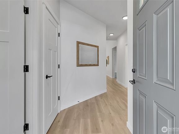 4th image of 210 Silver Lane SE