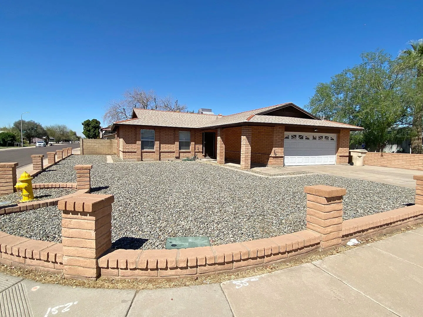 3 Bedroom 2 Bathroom corner lot in Glendale — Photo 1