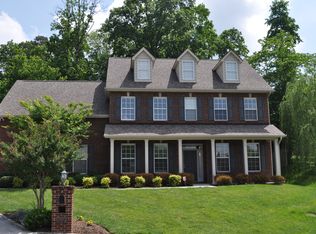 904 Crown Ridge Ln, Powell, TN 37849