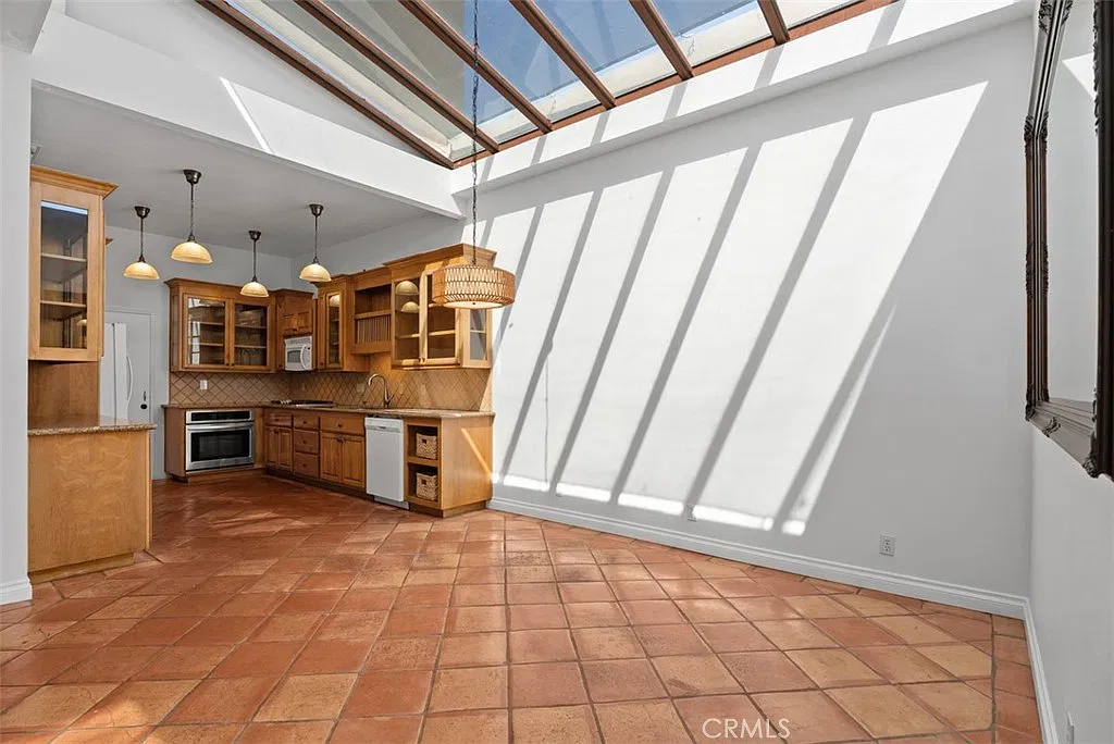 4 bed, 2429 sqft, $5,900 — Photo 4