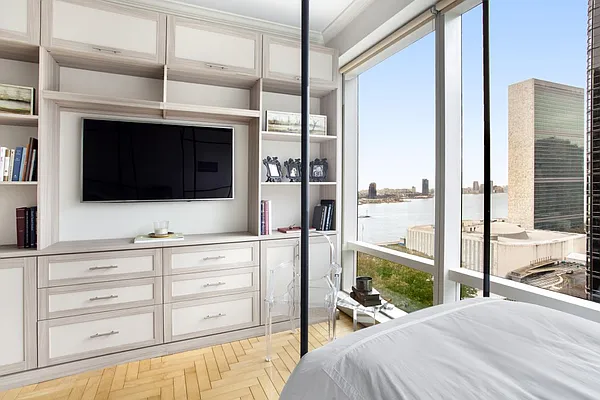 Sold by Compass | media 18