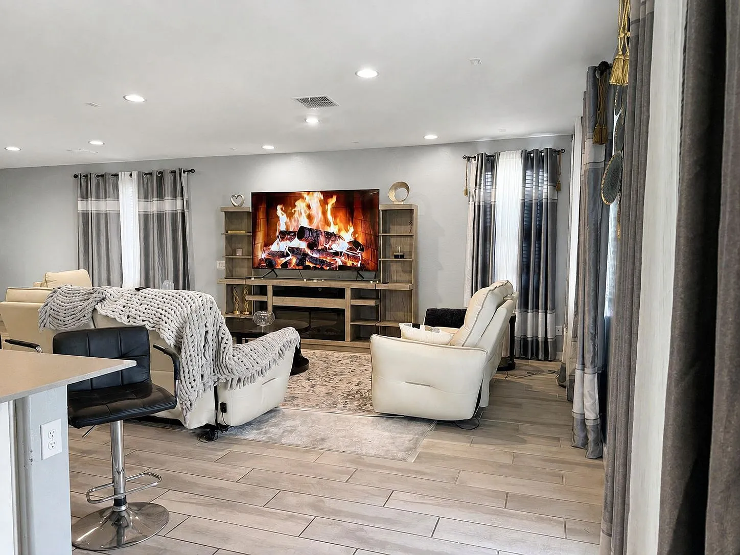4 bed, 2579 sqft, $3,499 — Photo 3