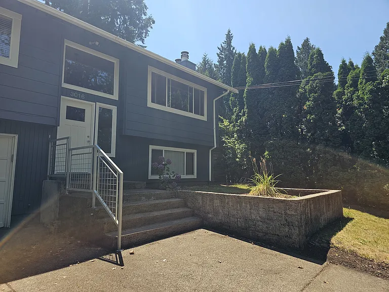 3016 SW Carolina St — Photo 4
