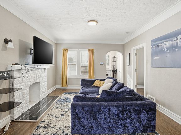 4th image of 126 Warren St