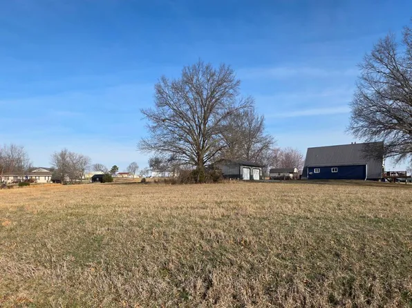 531 Country Club Square Dr, Gallatin, MO 64640