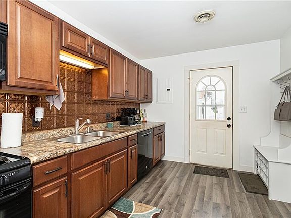 3rd image of 317 W 22nd St