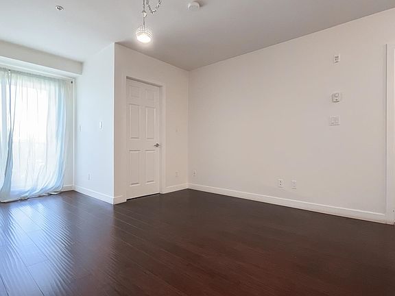 5th image of 702 E King Edward Ave #206