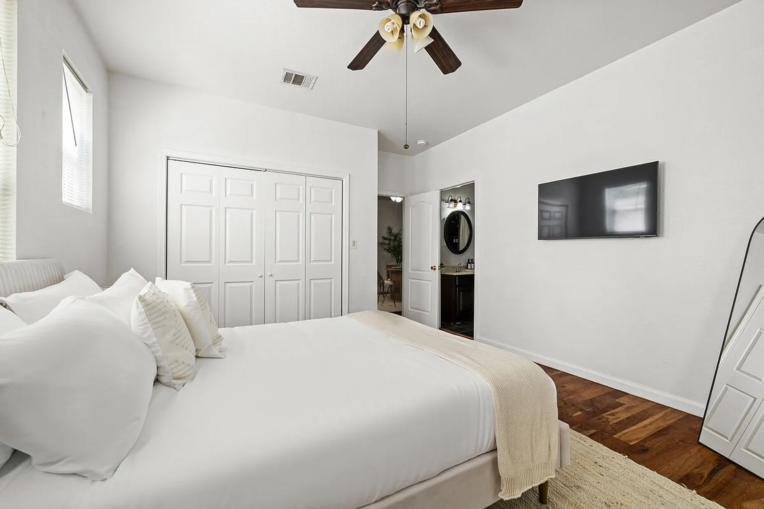 4 bed, 4.0 bath, 2195 sqft, $9,687 — Photo 3