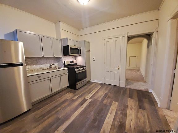 4th image of 70 Oakwood Ave