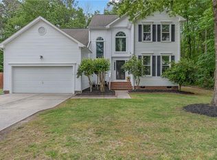 221 Robinhood Rd, Chesapeake, VA 23322