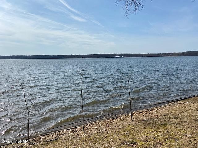 2nd image of 4037 Lake Dr