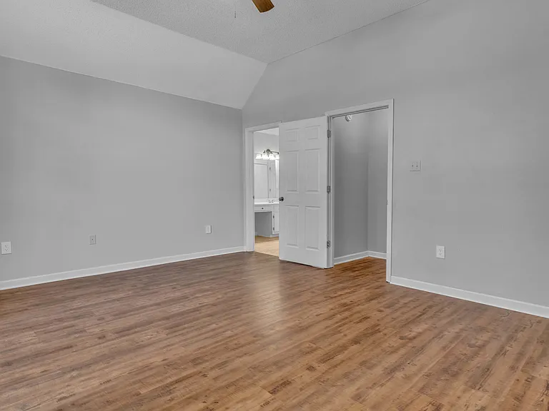 3933 Oak Forest Dr — Photo 17
