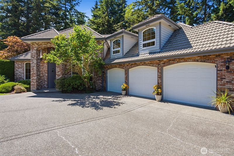 3rd image of 4606 Saddleback Drive NW