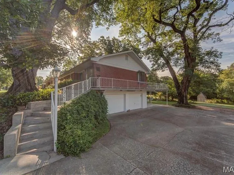 18 Dorchester Dr — Photo 2