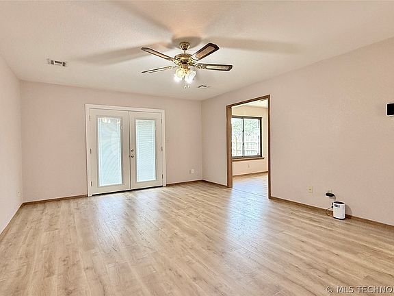 3rd image of 4009 Chaucer St