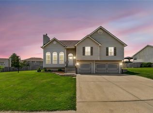 8712 N Robinhood Ave, Kansas City, MO 64154