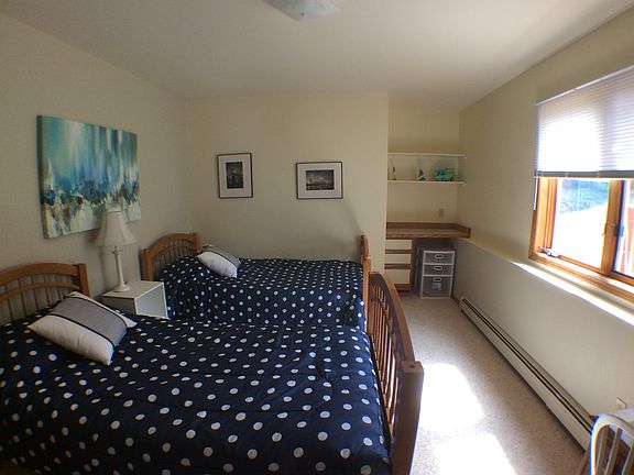 All bedrooms w/built-in desk