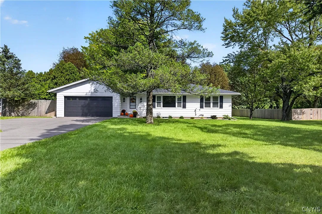 3 bed, 1.0 bath, 1610 sqft, $3,200 — Photo 1