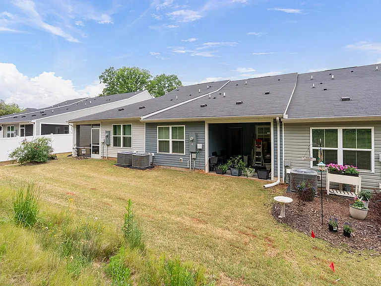 913 Leyburn Ln — Photo 27