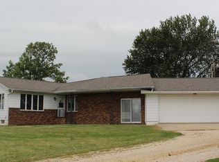 1545 220th St, Manchester, IA 52057