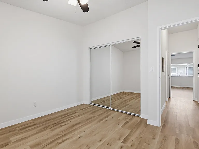 333 W Queen St — Photo 13