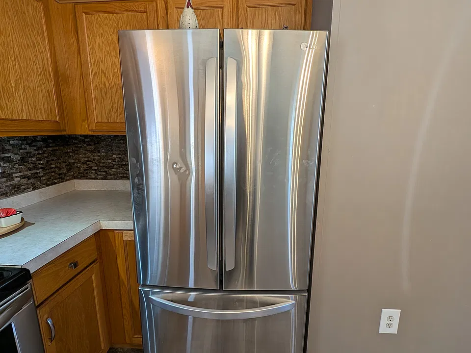 Fridge with icemaker