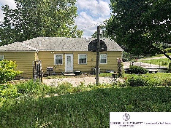 3rd image of 617 E 2nd St