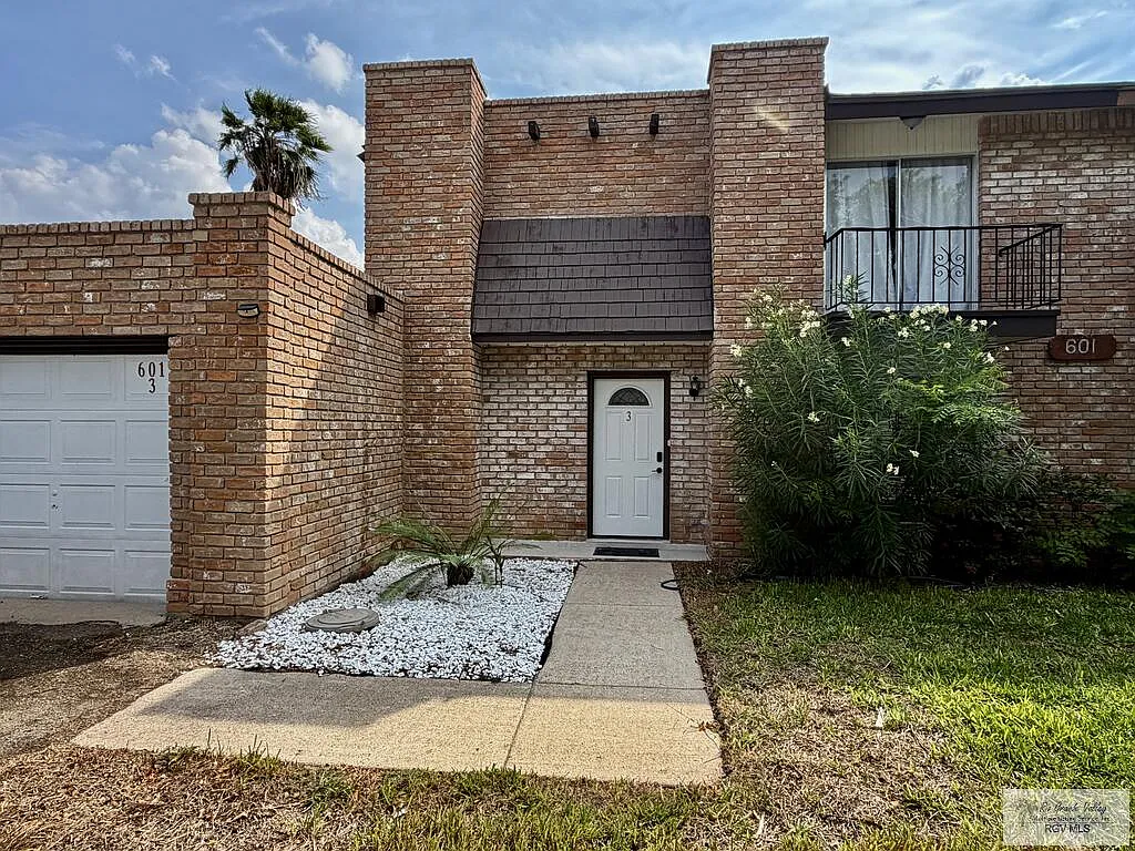 3 bed, 2.5 bath, 1712 sqft, $2,350 — Photo 1