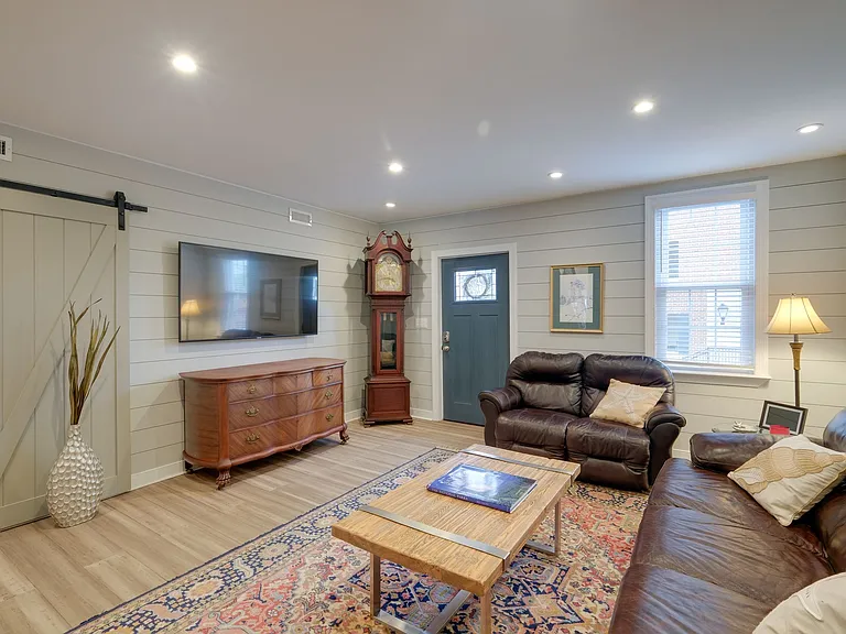 102 Wolfe St — Photo 4