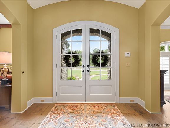 3rd image of 3821 N Country Club Cir