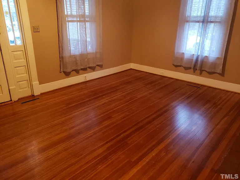 204 E Davis St — Photo 13