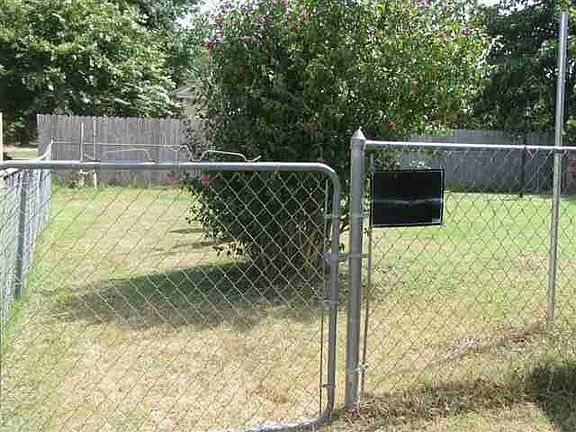 4th image of 105 W Lauren Ln